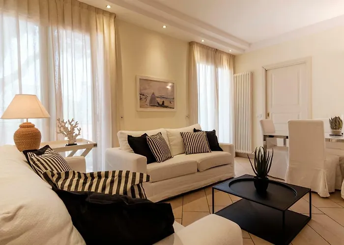 Lägenhetshotell Lungomare - Charming 4*